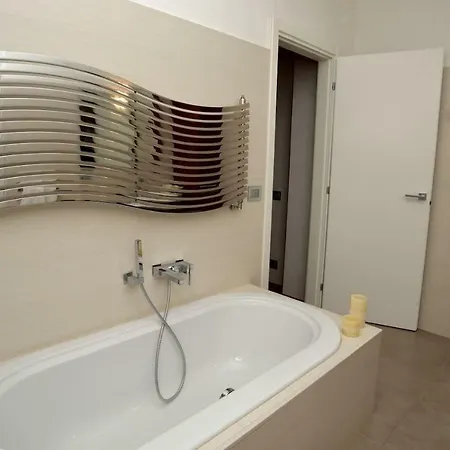 Giovanna Con Terrazza Panoramica, Jacuzzi E Sauna Loano