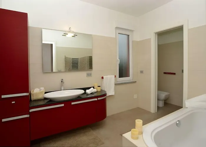 Giovanna Con Terrazza Panoramica, Jacuzzi E Sauna Nyaraló *