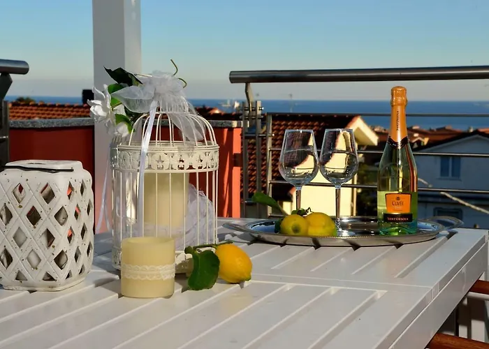 Giovanna Con Terrazza Panoramica, Jacuzzi E Sauna Nyaraló Loano