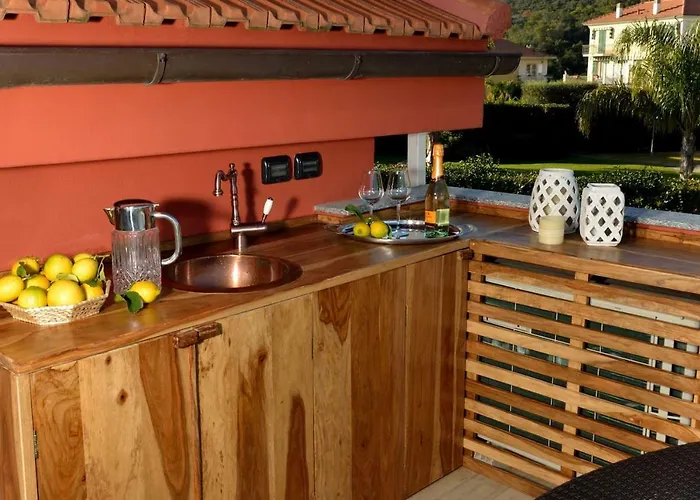 Giovanna Con Terrazza Panoramica, Jacuzzi E Sauna Nyaraló Loano