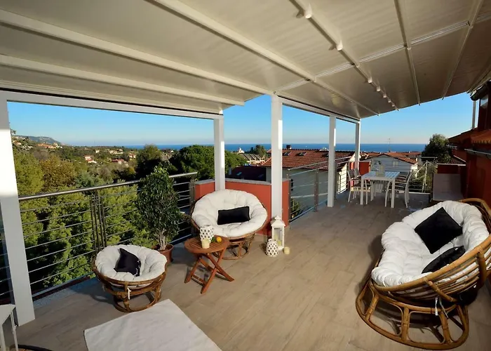 Giovanna Con Terrazza Panoramica, Jacuzzi E Sauna Nyaraló Loano