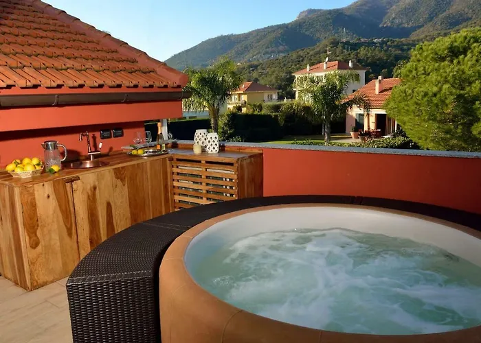 Giovanna Con Terrazza Panoramica, Jacuzzi E Sauna Nyaraló Loano